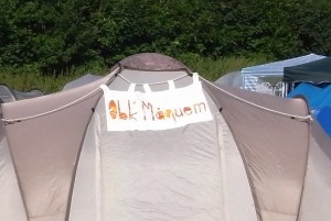 Zelt mit Banner